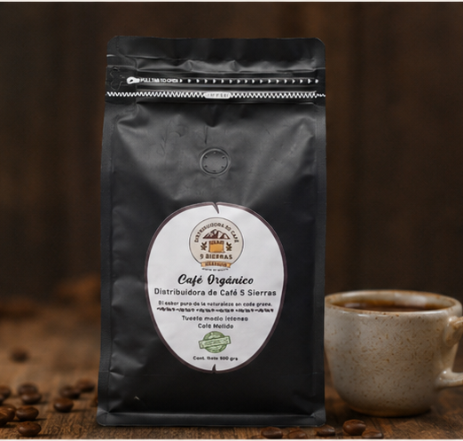 Caf? org?nico 5 Sierras molido 500 g con taza de caf? sobre mesa de madera